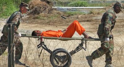 Guantanamo détenu sortant d'une séance de conditionnement