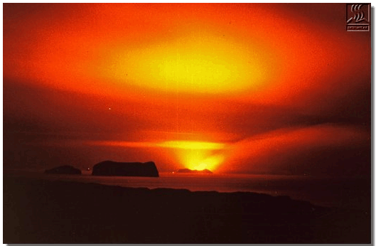 Surtsey crachant des bombes
